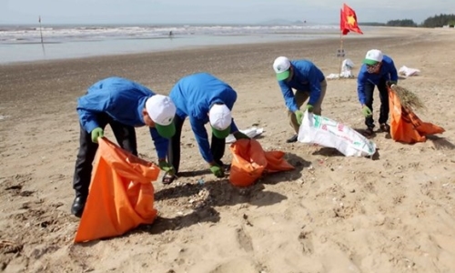 Bình Thuận: 500 thanh niên ra quân làm sạch bãi biển